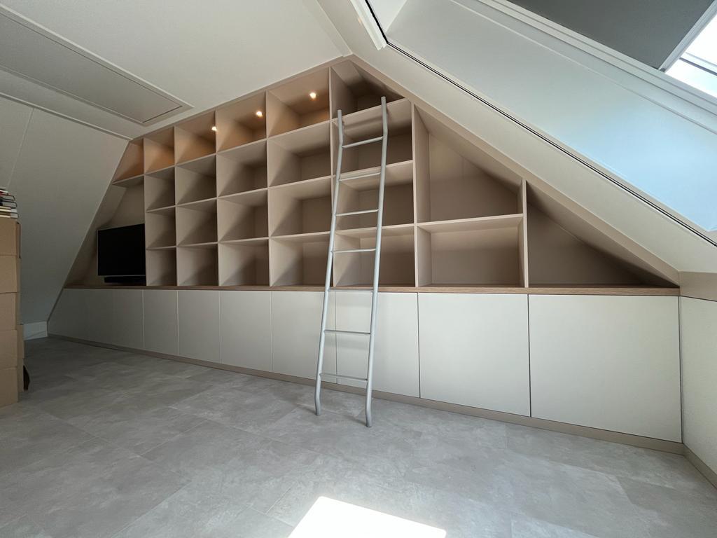 Maximaal benut: slimme boekenkast op zolder
