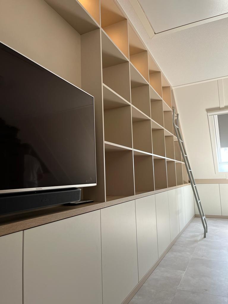 Maximaal benut: slimme boekenkast op zolder
